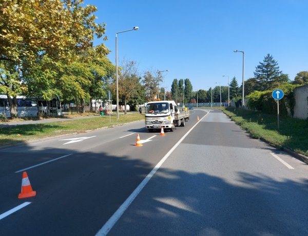 Burkolati jelek festését végezték a Garibaldi utcánál, forgalomkorlátozás mellett