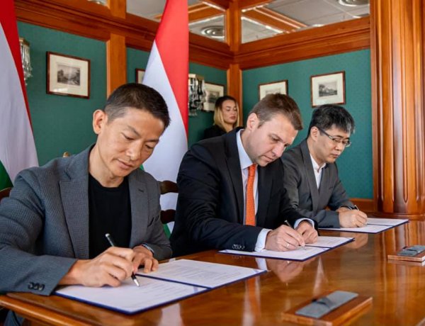 Tíz hónapon belül lehetségessé válik a Sinopharm-vakcina gyártása Magyarországon