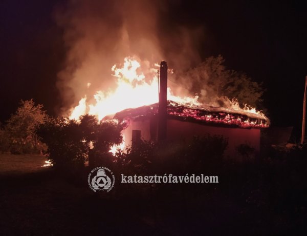 Kigyulladt és teljes terjedelmében égett egy nádfedeles lakóház tetőszerkezete