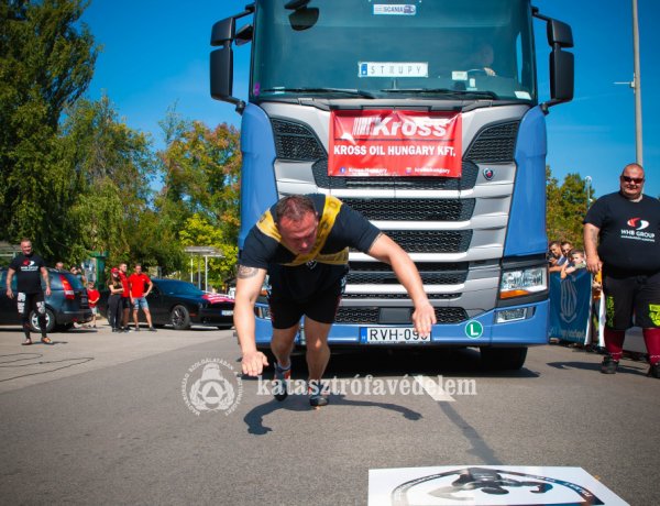 Szilágyi Ferenc tűzoltó őrmester akár tizenöt tonnás kamionokat is elhúz