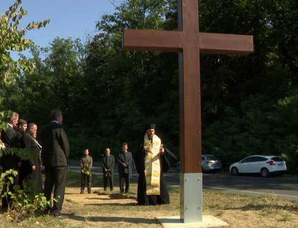 A lelki megújulás emlékére – Kereszt az erdőben                            