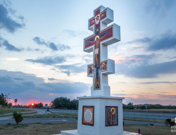 Útszéli kereszt az M3-as autópályán                                