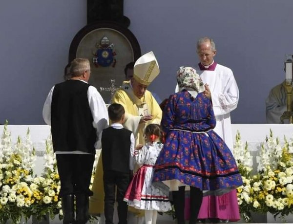Szentimrés kisdiák adta át az ajándékot a pápának a budapesti miséjén