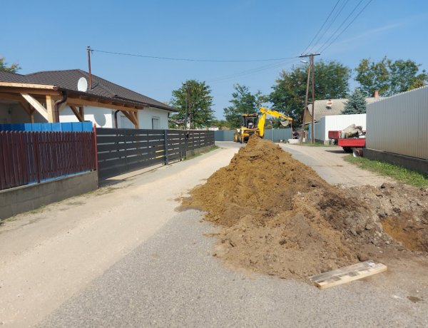 Közműberuházási munkálatokat végeznek Kistelekiszőlőben, a Folyóka utcán
