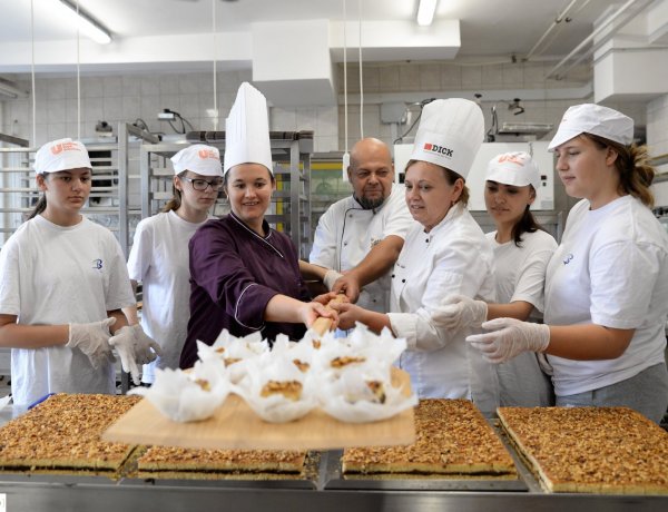 Készül a szilvás-diós tirpák pite – Már csomagolják a város sütijét a Tirpák Fesztiválra