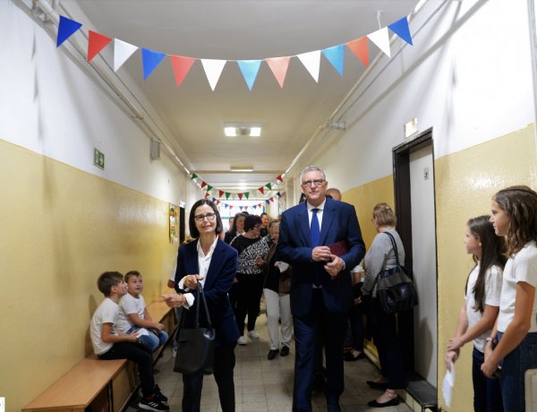 Franciaország külképviseletének munkatársai köszöntötték az Apáczai iskola diákjait