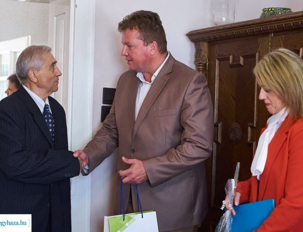 Szabó Lászlót, városunk szépkorú polgárát 90. születésnapja alkalmából köszöntötték