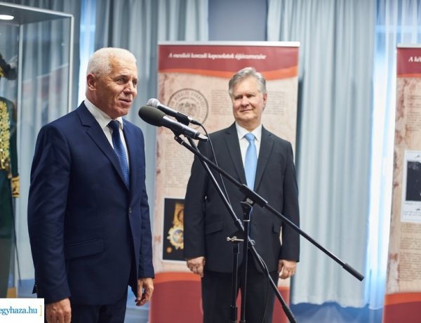 Tisztelet a tiszteletbeli konzuloknak – Kiállítás a Kállay-házban