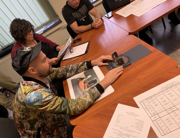 Megmutatjuk milyen jelmezek és díszlet várja majd a közönséget a Közellenség című darabban