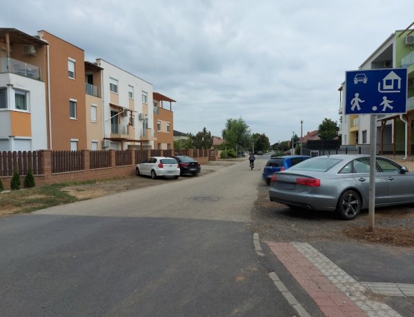 Lakó-pihenő övezet táblát helyeztek ki a Hajdú utcán                       