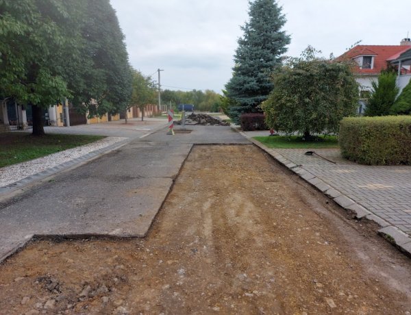 Útfelújítási munkálatokat végeznek a Béri Balogh Ádám utcán 