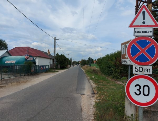 Befejezték a padkahelyreállítási munkálatokat a Nyírség utcán               