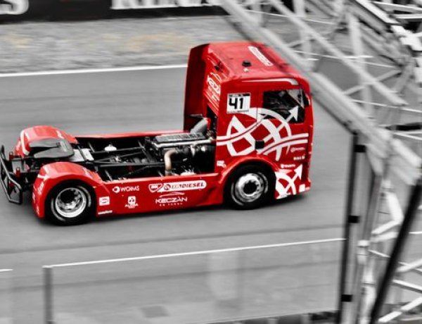 Egy győzelem és egy harmadik hely a Révész Racing szombati termése! 