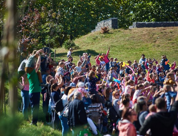 Nyíregyháza is csatlakozott a rekordkísérlethez – Több mint 300 gyereket emeltek a magasba