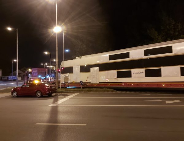 Túlméretes szállítmány okozott forgalomkorlátozást több helyszínen a 4-es főúton