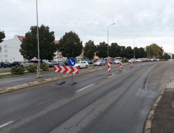 Irányonként lezártak egy-egy sávot a Síp utcán és az Egyház utcán