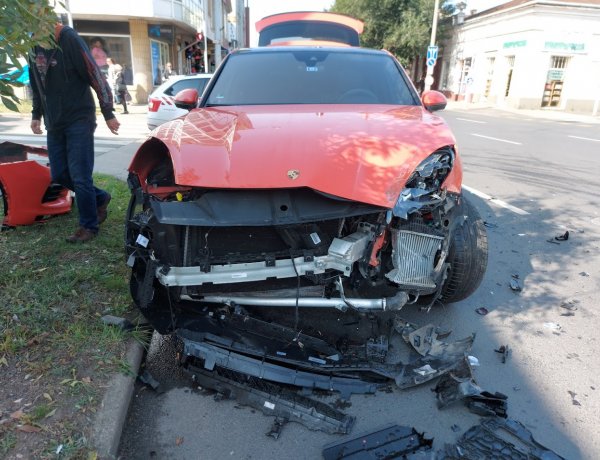 Több tízmilliós anyagi kárral járó baleset történt egy belvárosi kereszteződésben