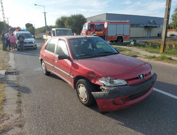 Gázcsonk szekrényének ütközött egy karambolozó autó, nagy erőkkel vonultak a tűzoltók