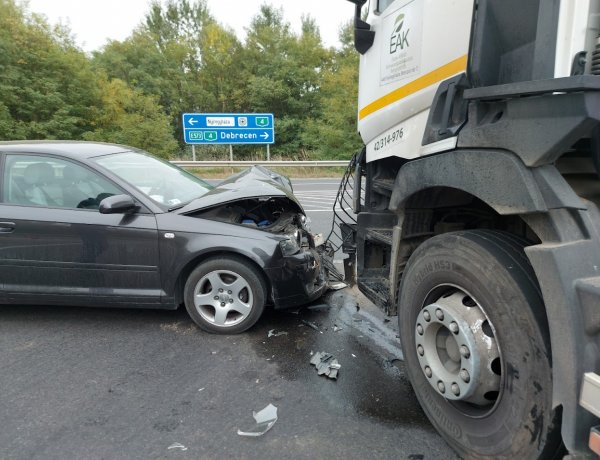 Egy teherautó és egy személyautó ütközött össze az autópálya-lehajtónál, Rozsrétszőlőnél