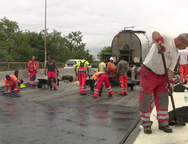 Épül a felüljáró – Hamarosan végeznek az egyik oldal munkálataival