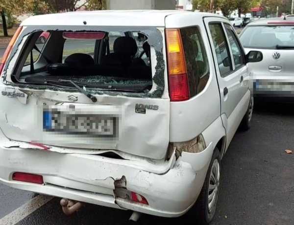 Megcsúszott egy autó menet közben, leállósávban parkoló gépkocsinak ütközött