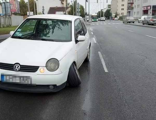 Kanyarodás közben kitört a kereke egy autónak a Vasgyár utcán            