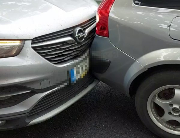 Nekitolatott a mögötte haladó járműnek egy személyautó a Szarvas utcán