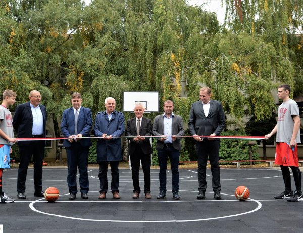 Új szabadtéri kosárpálya a Westsikben - Gumis borítást és palánkokat kapott az udvar