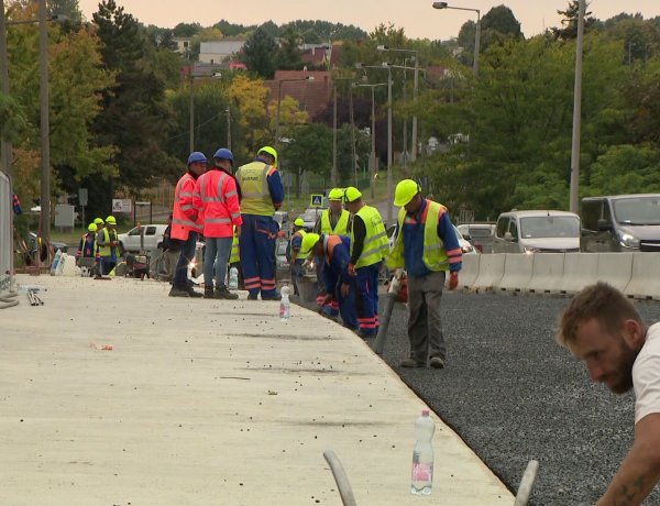 A tervezett ütemben halad a Tiszavasvári úti felüljáró felújítása