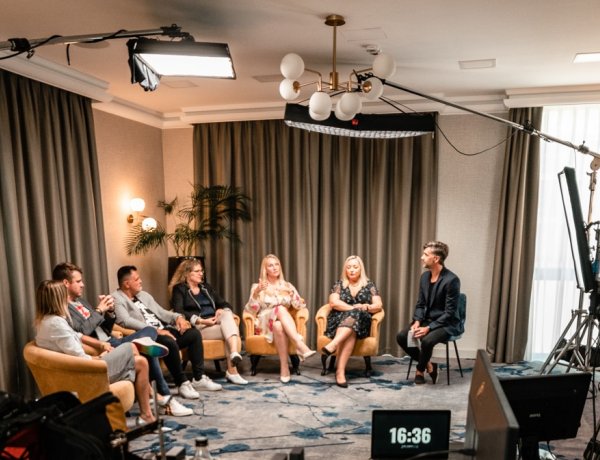 39 szakember, 7 kerekasztal - Mostantól elérhetőek a sosem publikált Summit Play kerekaszt