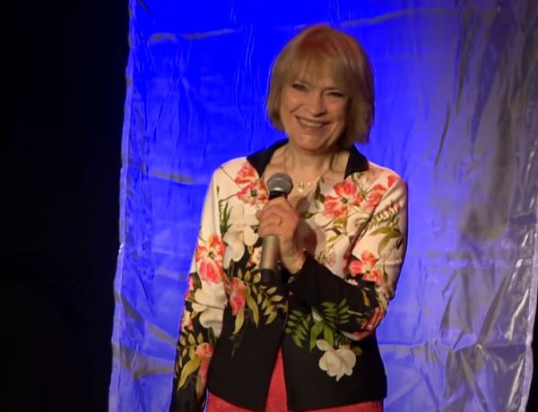 Teltházas koncertet adott Kovács Kati Nyíregyházán, a Váci Mihály Kulturális Központban