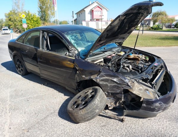 Előzés közben ütközött kamionnak egy személygépkocsi Újfehértónál