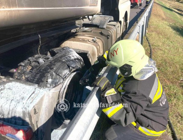 Sódert szállító nyerges vontató jobb hátsó kerekei izzottak tegnap az M3-as autópályán