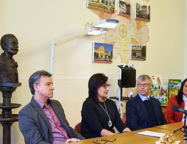 37 millió forint adomány a Legótól – Létfontosságú gépeket szerzett be a kórház