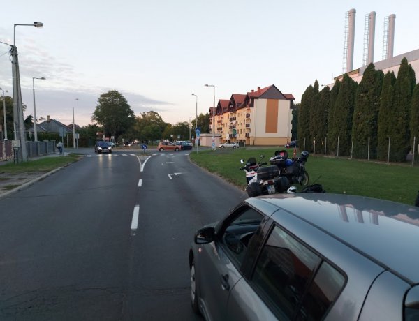 A Család utcán egy motoros és két személyautó ütközött      