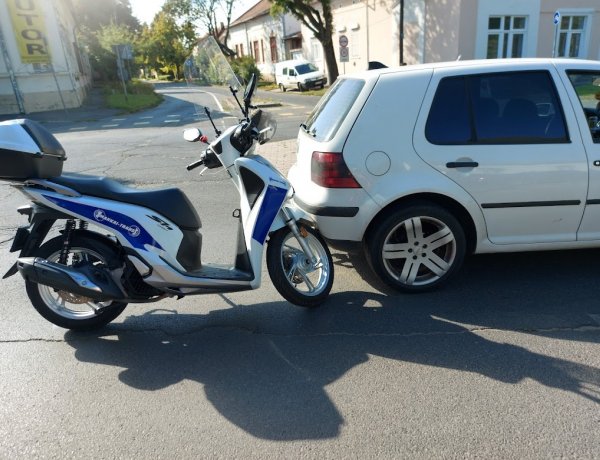 Motoros és személyautó ütközött a Szent István utcánál kedden délelőtt