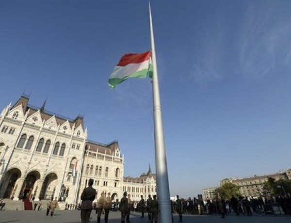 Aradi vértanúk – Felvonták, majd félárbócra engedték a nemzeti lobogót az Országház előtt