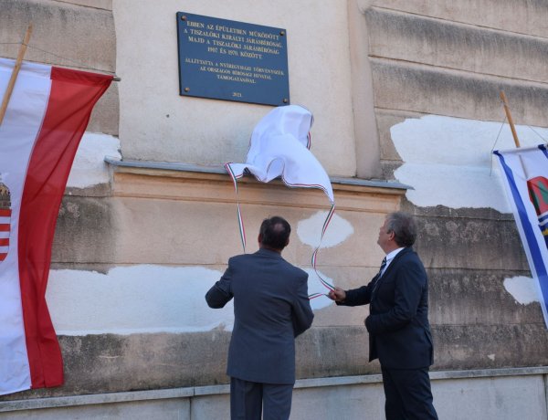 Emléktábla került az egykori Tiszalöki Járásbíróság épületére