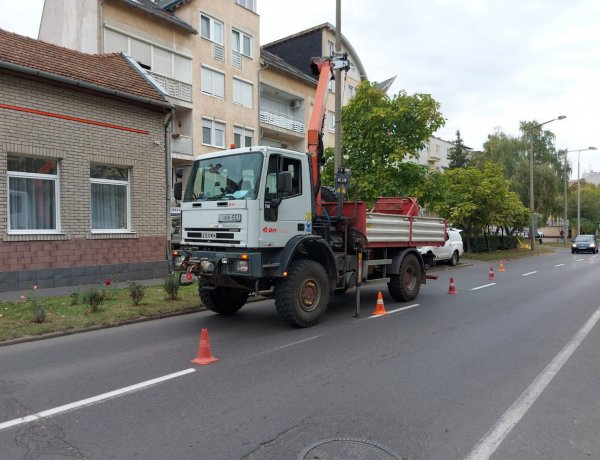 A Kossuth utcán kábel-helyreállítási munkálatokat végez az E.ON