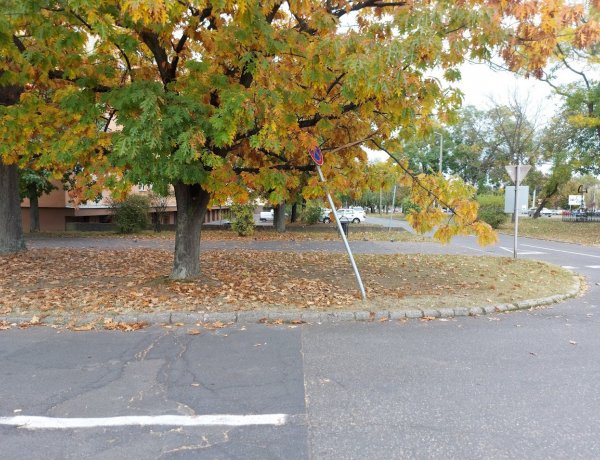 Több KRESZ-táblát is megrongáltak szerda reggelre             