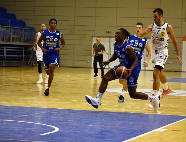 Vereség Székesfehérváron - A nagyszünetben még a Cápák vezettek  