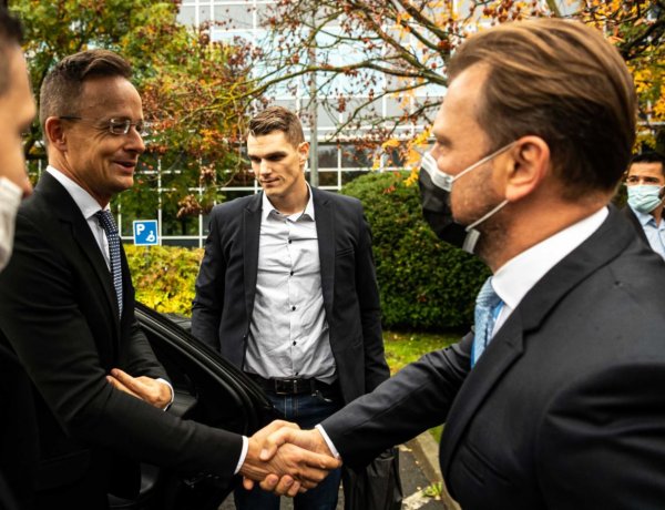 Szijjártó: Magyarország másfél évvel a világgazdasági folyamatok előtt jár