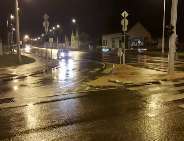 Kiütötte a jelzőlámpát az autós, a rendszáma a helyszínen maradt