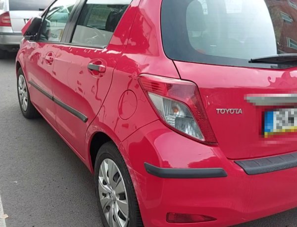 Egy személyautó vezetője több parkoló autónak is nekiment   