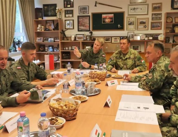 Lengyel delegáció a területvédelmi ezred parancsnokságán Nyíregyházán