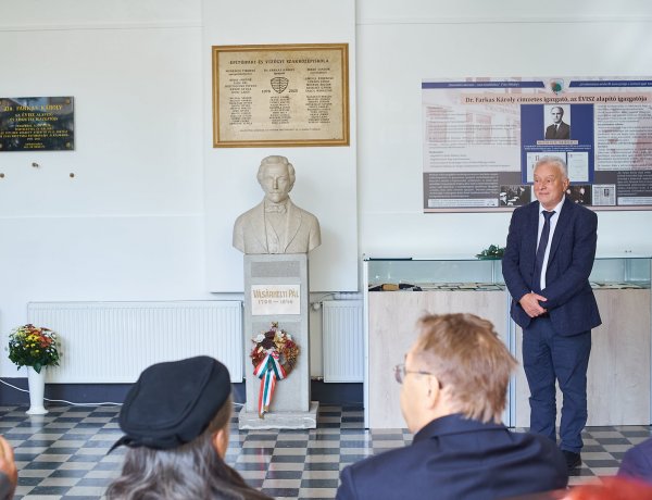 Emléktábla Dr. Farkas Károlynak – Kiállítás mutatja be a címzetes igazgató életét 