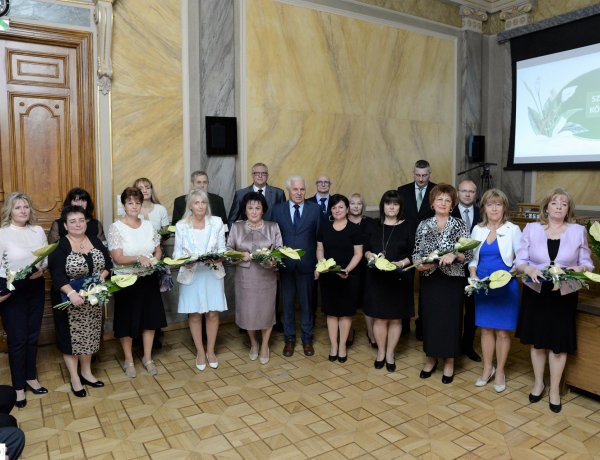 Kitüntetéseket adtak át a Városházán – 24 szakember munkáját ismerték el