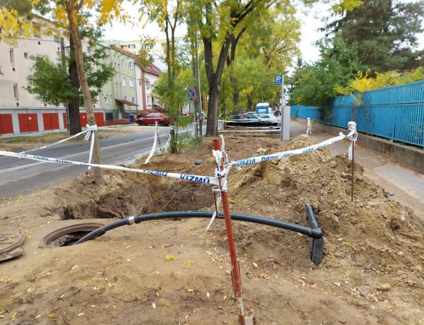 Még egy hétig folytatja a korszerűsítési munkálatokat a Nyírségvíz az Árok utcán