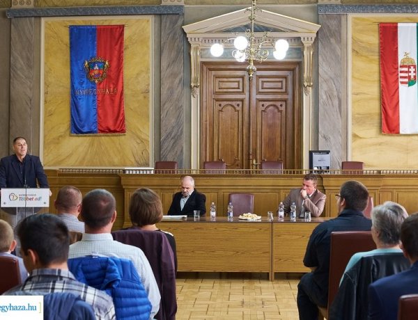 10 éves a Nyírsport SE – Duplán ünnepeltek a birkózók a városházán