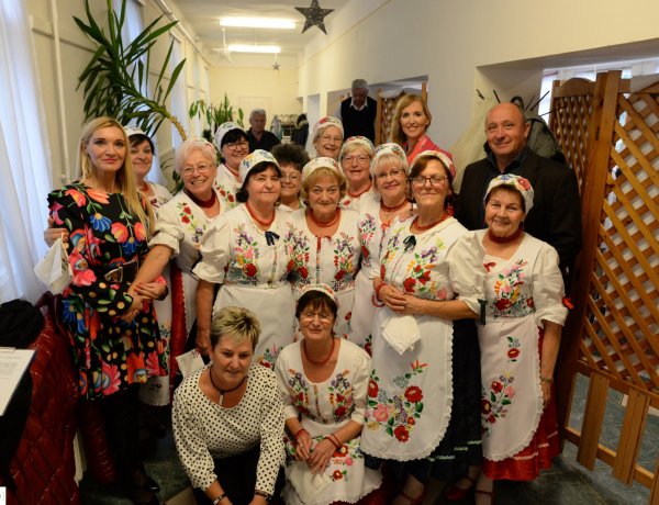Jubileumi táncgálát tartottak Sóstóhegyen! 10 éves a Vadrózsák Néptánccsoport!